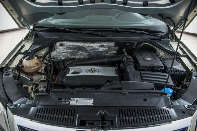 2.0 tsi 170 л с. Мотор Тигуан 2.0 170 л.с. Volkswagen Tiguan 2.0 TSI 4motion аккумулятор. Тигуан 2 0 170 л.с под капотом. Тигуан 2.0 TSI 170 Л.С под капотом.