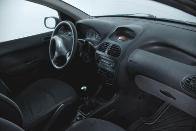 Peugeot 206 1.4 MT (75 л. с.)