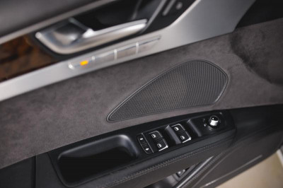 Audi A8 4.2 FSI L quattro tiptronic (372 л. с.)