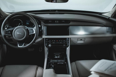 Jaguar XF 2.0 D AT (180 л. с.) Prestige