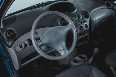 Toyota Yaris 1.0 MT (68 л. с.)