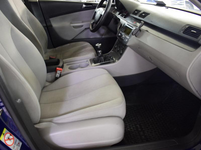 Volkswagen Passat 1.9 TDI BlueMotion MT (105 л. с.)