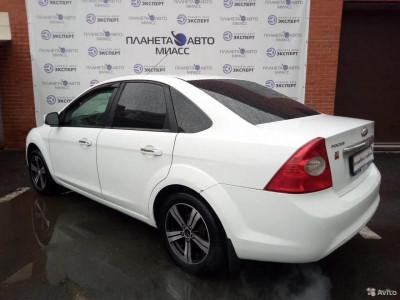 Ford Focus 1.6 MT (101 л. с.)