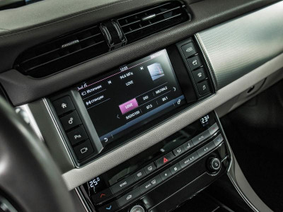 Jaguar XF 2.0 D AT AWD (180 л. с.)