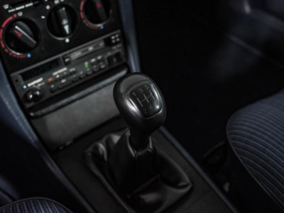 Mercedes-Benz W123 230 2.0 MT (136 л.с.)