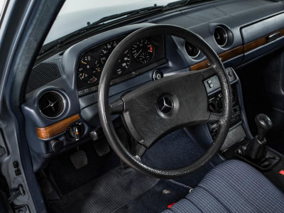 Mercedes-Benz W123 230 2.0 MT (136 л.с.)