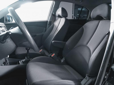 Kia Rio 1.4 MT (97 л. с.)