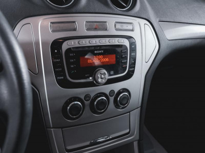 Ford Mondeo 1.6 MT (125 л. с.)