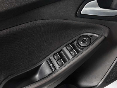 Ford Focus Хетчбэк 1.6 Ti-VCT PowerShift (125 л. с.) White and Black