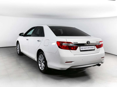 Toyota Camry 2.5 AT (181 л. с.)